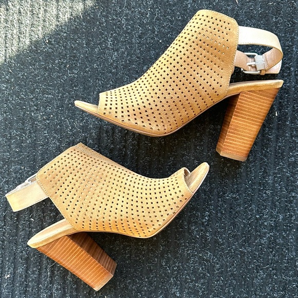 Tahari Margaret 2 Camel Suede Cut Out Peep Toe Slingback Block Heels Womens 10 - Picture 6 of 13